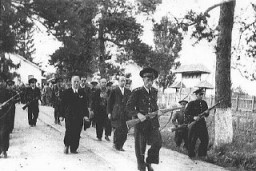 L’ancien Premier ministre roumain Ion Antonescu mené à son exécution. Camp de Jivava, près de Bucarest, Roumanie, 1er juin 1946.
