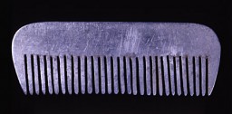 Yona Wygocka Dickmann fez este pente de alumínio utilizando peças de avião, depois que as SS a transferiram de Auschwitz para Freiburgo, na Alemanhao, para efetuar trabalho escravo em uma fábrica de aviões, em novembro de 1944. Ela usou o pente quando seu cabelo, raspado em Auschwitz, tornou a crescer.