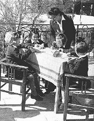 برخی از کودکان پناهنده یهودی لهستانی، معروف به "بچه های تهران" با یک معلم، پس از ورود به فلسطین.
