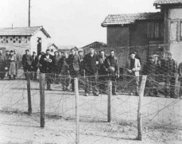 Prisioneros, probablemente judíos nacidos en el extranjero, en el campo de detención de Vichy en Le Vernet.