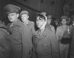 Un joven refugiado judío, herido mientras se resistía a soldados británicos a bordo del barco de Aliyah Bet (inmigración "ilegal") "Knesset Israel", es deportado a un campo de detención en Chipre. El puerto de Haifa, Palestina, el 12 de abril de 1946.