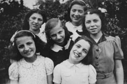 شش دختر یهودی از دست نازی ها در صومعه دومینیکن لوبک، در حوالی هاسلت پنهان شده اند.