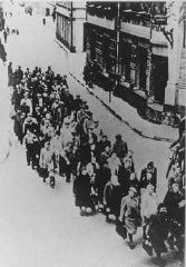 Judíos del ghetto de Riga en el lado "ario" de Riga. Algunos grupos de judíos fueron llevados fuera del ghetto para realizar trabajos forzados. Riga, Letonia, entre 1941 y 1943.