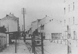Entrée du ghetto de Riga. Riga, Lettonie, 1941-1943.