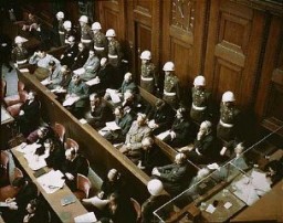 Gambar para terdakwa tengah duduk di kursinya pada persidangan penjahat perang oleh Mahkamah Militer Internasional di Nuremberg.