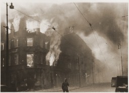 Abitazioni appartenenti a famiglie ebree bruciano durante la rivolta del ghetto di Varsavia.