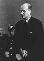 Carl Heinrich Langbehn, un avocat qui était susceptible d’obtenir un cabinet ministériel si la tentative d’attentat de juillet 1944 contre Hitler avait réussi, comparaît devant le Volksgerichtshof (Tribunal du peuple) à Berlin. Langbehn fut exécuté à la prison de Ploetzensee le 12 octobre 1944.