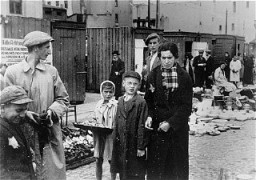 Seorang anak kecil penjaja dagangan di antara mereka yang menjual pelbagai barang di pasar di dalam ghetto Lodz.