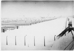 一面の雪に覆われた解放直後のアウシュビッツ・ビルケナウの様子。1945年1月、ポーランド、アウシュビッツ。