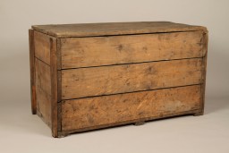 الصندوق الخشبي الضخم الذي استخدمته منظمة زيغوتا لإخفاء الوثائق المزيفة
