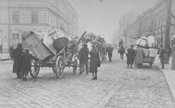 Les Juifs pénètrent dans la zone du ghetto. Cracovie, Pologne, mars 1941.