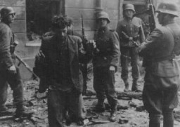 华沙隔都起义后被捕的犹太人。拍摄地点：波兰，拍摄时间：1943 年 4 月 19 日到 5 月 16 日。