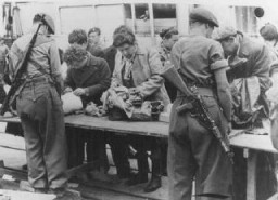Des soldats britanniques contrôlent des réfugiés juifs du ”Théodore Herzl”, bateau de l’Aliyah Beit (immigration clandestine) avant de les déporter vers des camps de détention à Chypre. Port de Haïfa, Palestine, 24 avril 1947.