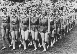 Atletas judíos en un festival deportivo en el estadio de Grunewald. Luego de que Hitler asumió el poder, se prohibió que los judíos fueran miembros de clubes de atletismo alemanes.  Berlín, Alemania, 1934.