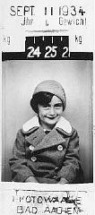 آنه فرانک در پنج سالگی. بادآخن، آلمان، ۱۱ سپتامبر ۱۹۳۴.