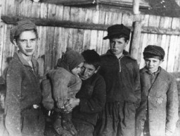 Groupe d’enfants dans le ghetto de Kovno. Kovno (aujourd'hui Kaunas), Lituanie, entre 1941 et 1943.