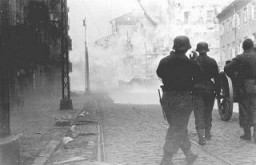 Német katonák tüzérségi támadást irányítanak ellenállók egy kis csoportjára a varsói gettólázadás során.