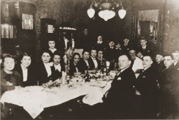 A large family group celebrates the Passover seder. [LCID: 36051]