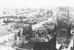 Vista de Rotterdam después del bombardeo alemán en mayo de 1940.