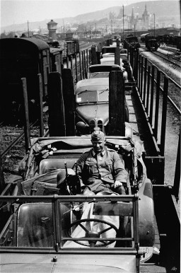 Véhicules allemands chargés sur des trains en direction du front oriental pour renforcer les troupes allemandes lors de l’invasion ...