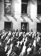 W dniu mianowania na kanclerza Niemiec Adolf Hitler wita rozentuzjazmowany tłum Niemców z okna budynku Kancelarii. Berlin, Niemcy, 30 stycznia 1933 r.