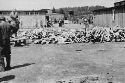 Tas de cadavres dans la section russe (Camp de l’hôpital ) du camp de concentration de Mauthausen après la libération.
