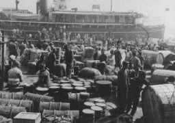 독일 유태인 난민이 상하이 항구에 하선하고 있다. 상하이는 비자가 필요 없는 몇 안되는 항구 중 하나이다. 중국, 상하이, 1940년.