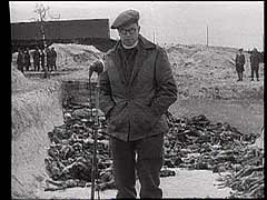 英国軍は、1945年4月にドイツのベルゲン・ベルセン強制収容所を解放し、同軍の軍人による声明を映像に収めました。 この英国軍の映像の中で、英国軍付きT.J.ストレッチ牧師が収容所の印象を語っています。