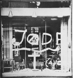 Grafitis antisemitas en la vidriera de una tienda de propiedad judía.