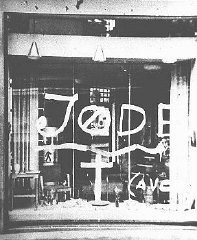 Grafitis antisemitas en la vidriera de una tienda de propiedad judía. Noruega, durante la guerra.