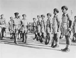 Le brigadier-général Ernest Frank Benjamin, commandant de la Brigade juive, inspecte le Second bataillon.
