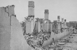 Ruines d’un bâtiment du ghetto de Kovno vidé lorsque les Allemands tentèrent de forcer les Juifs à sortir de leur cachette lors de la destruction finale du ghetto. Kovno (aujourd'hui Kaunas), Lituanie, 1944.