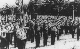 Membres du “German-American Bund“, un parti américain pro-nazi et des chemises noires italienne pro-fascistes font le salut nazi. Cette réunion eut lieu au Camp Siegfried du Bund à Long Island. Yaphank, New-York, Etats-Unis, 16 octobre 1937.