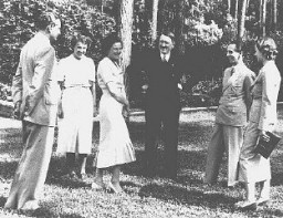 أدولف هتلر (بالوسط) معية (من اليسار إلى اليمين): هاينس ريفنستال والدكتورة أبرسبرغ وليني ريفنستال ويوزف غوبلس وإلسي ريفنستال. ألمانيا, التاريخ غير محدد.