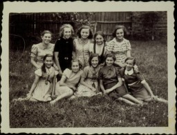 Молодые девушки позируют для групповой фотографии во дворе города Эйшишкес. 21 сентября 1941 года, оперативные карательные отряды (айнзатцгруппы) уничтожили евреев этого местечка. Ранее сентября 1941 года.