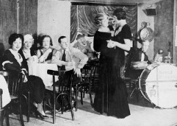ベルリンの同性愛者たちが頻繁に訪れたナイトクラブ「エルドラド」で踊るカップル。このナイトクラブや他の似たようなクラブは1933年の春にナチス政府によって閉鎖された。ドイツ、ベルリン、1929年。