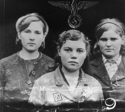 主に東欧から強制労働のためにドイツに連れてこられた「オストアルバイター（東部の労働者）」の女性たち。