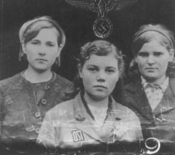 主に東欧から強制労働のためにドイツに連れてこられた「オストアルバイター（東部の労働者）」の女性たち。 身分を示す「OST」のパッチを服に付けています。1942年以降、ドイツ。