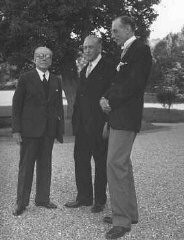 La Conferencia de Evian sobre refugiados judíos. De izquierda a derecha, el delegado francés Henri Berenger, el delegado de los Estados Unidos Myron Taylor y el delegado británico Lord Winterton. Francia, 8 de julio de 1938.
