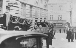 Escena durante una redada de las SS en las oficinas de la comunidad judía de Viena.