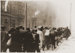 Deportation of Jews from the Warsaw ghetto during the ghetto uprising. [LCID: 34052]