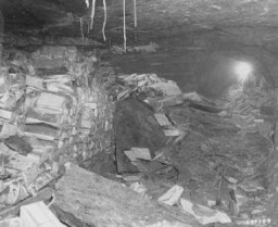 Materiales de la cultura judía saqueados por el Einsatzstab Rosenberg como estos libros que se encontraron apilados en el sótano del Instituto Nazi para la Investigación de la Cuestión Judía. Fráncfort del Meno, Alemania, 6 de julio de 1945.