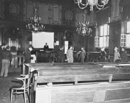 La sala del Palacio de Justicia que se eligió como sede para el juicio a los criminales de guerra del Tribunal Militar Internacional. Esta fotografía muestra la sala del tribunal antes de las reparaciones y modificaciones. Núremberg, Alemania, agosto a septiembre de 1945.