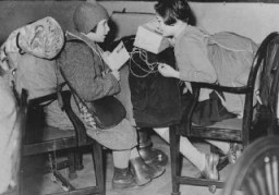 Deux enfants réfugiés autrichiens, faisant partie d’un groupe essentiellement composé d’enfants juifs réfugiés dans un transport d’enfants (Kindertransport), lors de leur arrivée en Grande-Bretagne. Harwich, Grande-Bretagne, 12 décembre 1938.
