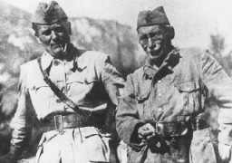 Il capo dei partigiani jugoslavi Josip Broz Tito (a sinistra) e Mosa Pijade (a destra). Pijade era un Ebreo partigiano che combatteva con la Resistenza comunista.