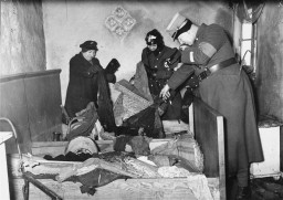 German police raid a vandalized Jewish home in the Lodz ghetto. [LCID: 70377]