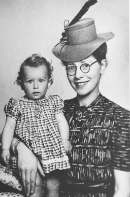 Semmy Woortman-Glasoog with Lientje, a 9-month-old Jewish girl she hid. [LCID: 90788]