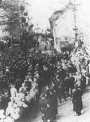 کرسٹل ناخٹ ("ٹوٹے شیشوں کی رات") پوگروم کے بعد جرمن شہری سڑکوں پر قطاریں بنا کر یہودی مردوں کا شہر کے اندر سے جبری مارچ کا منظر دیکھ رہے ہیں۔