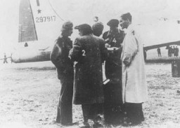 Parachutistes de Palestine 1) Zvi Ben-Yaakov, 2) Haviva Reik, 3) Rafi Reiss, 4) Abba Berdichev et 5) Haïm Hermesh en mission pour ...