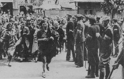 Miliciens lituaniens à Kovno raflant des Juifs au cours d’un des premiers pogroms.
